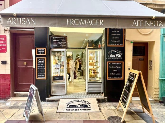La boutique dans les tons clairs et rouge.