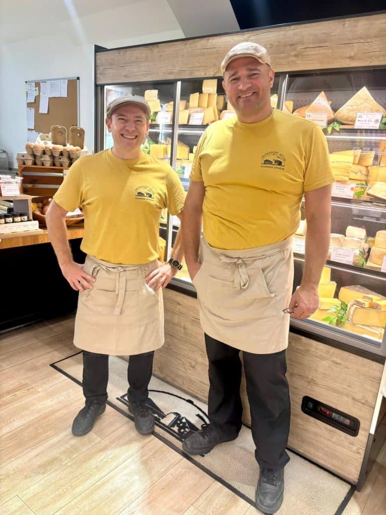 Les gérants de la boutique habillés en jaune.