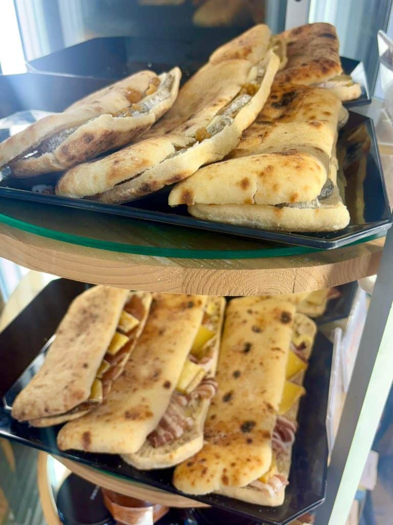 Des sandwish au fromage.