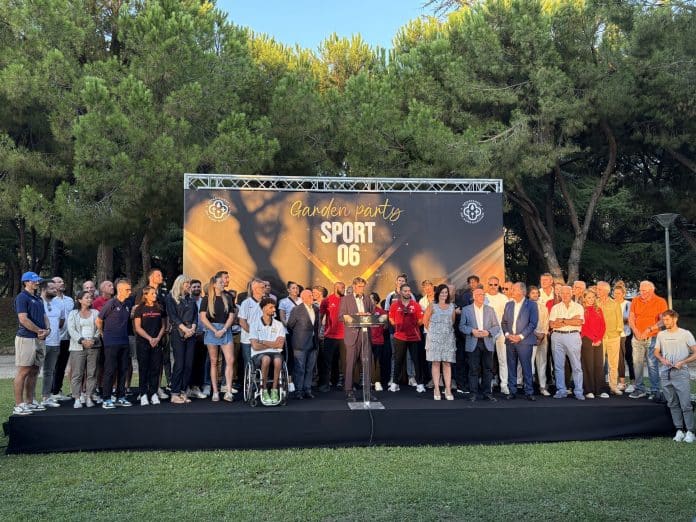 Charles Ange Ginésy présent sur l'estrade du Garden Party Sport, accompagné de dirigeants du tissu associatif amateur et d'athlètes Maralpins.