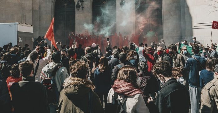 Grévistes manifestant dans les rues