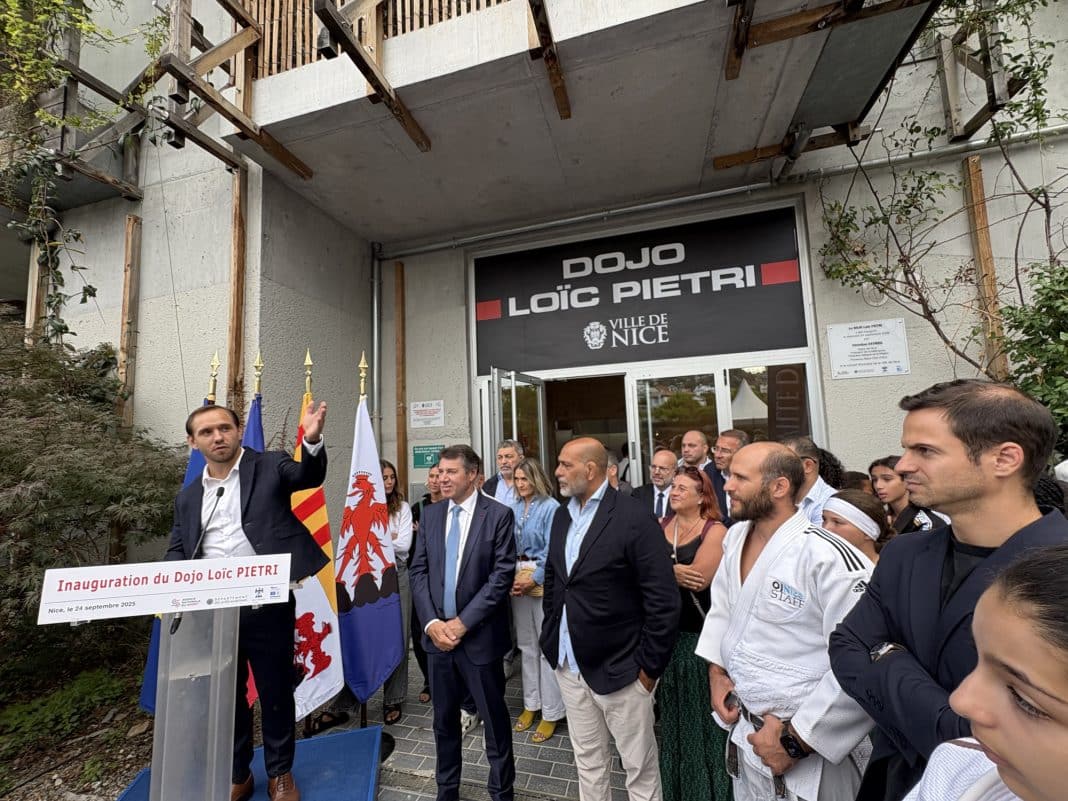 Loïc Pietri, accompagné du maire de Nice Christian Estrosi au moment de dévoiler le nom du nouveau dojo du Ray.