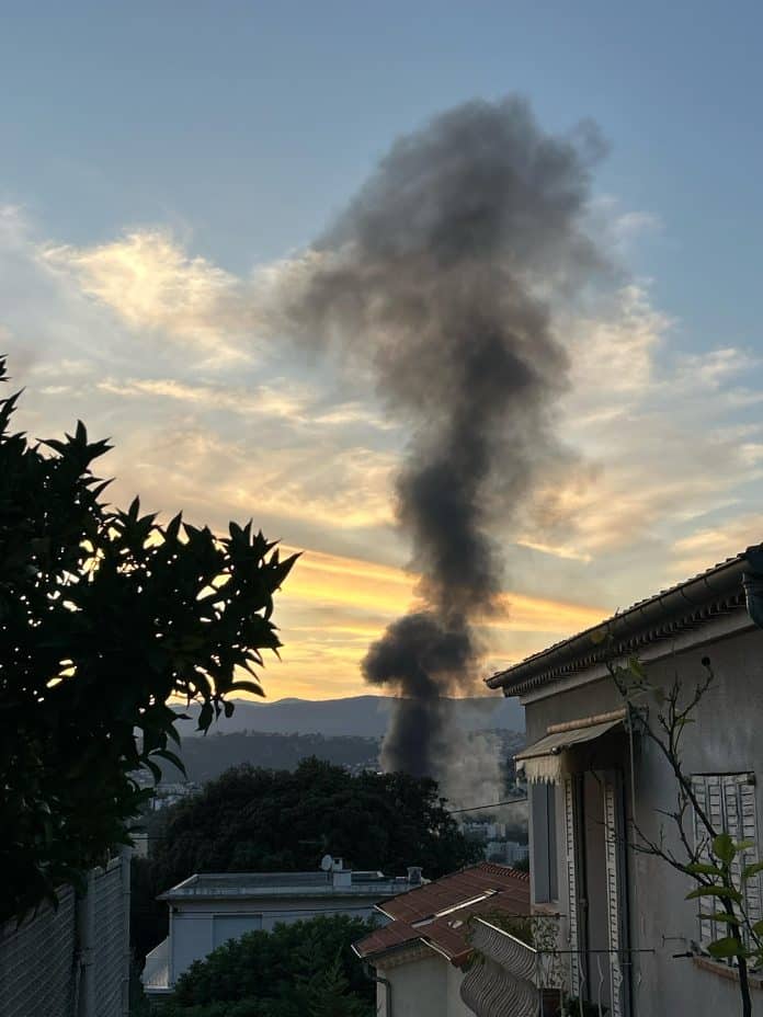 La fumée d'un incendie dans le ciel de Nice.
