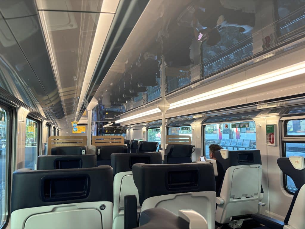 L'intérieur du nouveau train de Transdev, avec les sièges et l'éclairage