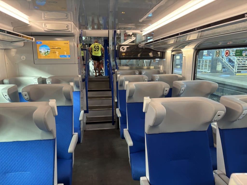 L'intérieur du nouveau train de Transdev, avec les sièges et l'éclairage