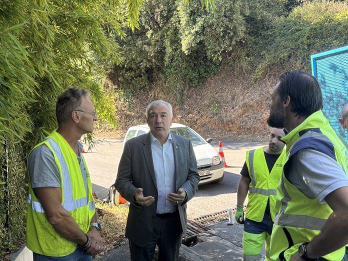 Le maire de la ville de Saint-Laurent-du-Var, Joseph Segura, à la rencontre des agents de propreté de la Métropole Nice Côte d'Azur, dans le cadre de la lutte contre les inondations.