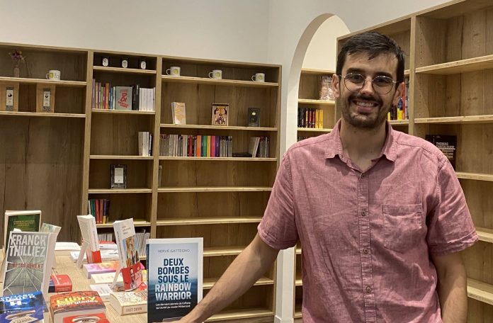 Arthur Laure entouré de ses bouquins dans la nouvelle librairie de Monaco, la Bookinerie