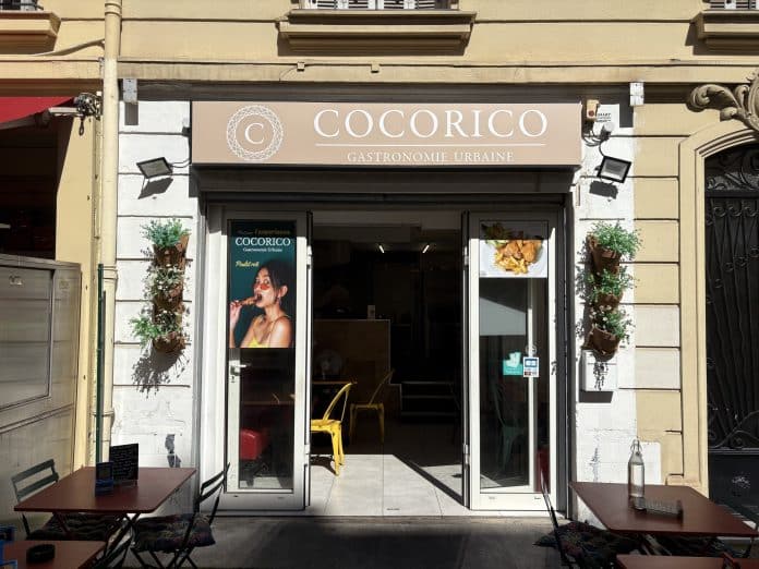 Plan large du restaurant Cocorico. Plusieurs tables sont installées sur la terrasse.