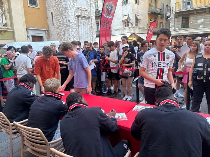 Séance de dédicaces entre les joueurs et les supporters.