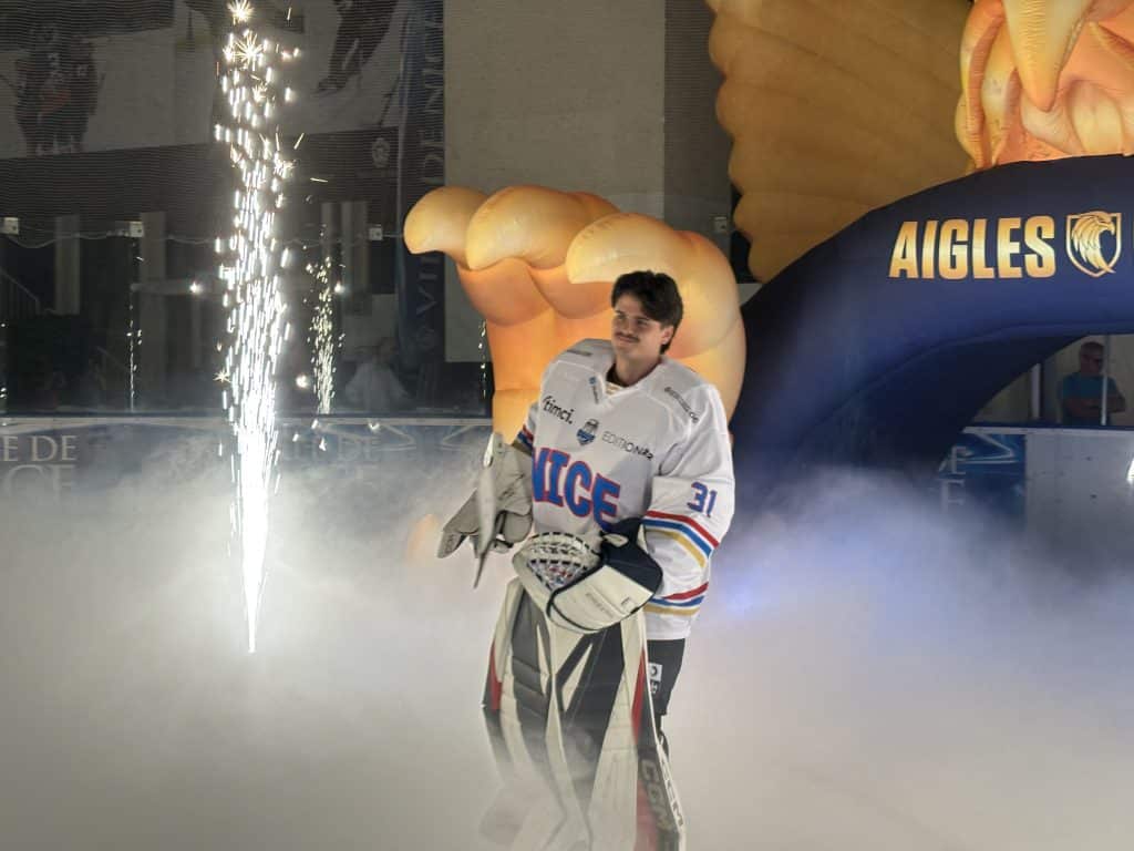 L'un des gardiens des Aigles de Nice avec le maillot blanc lors de la cérémonie de présentation