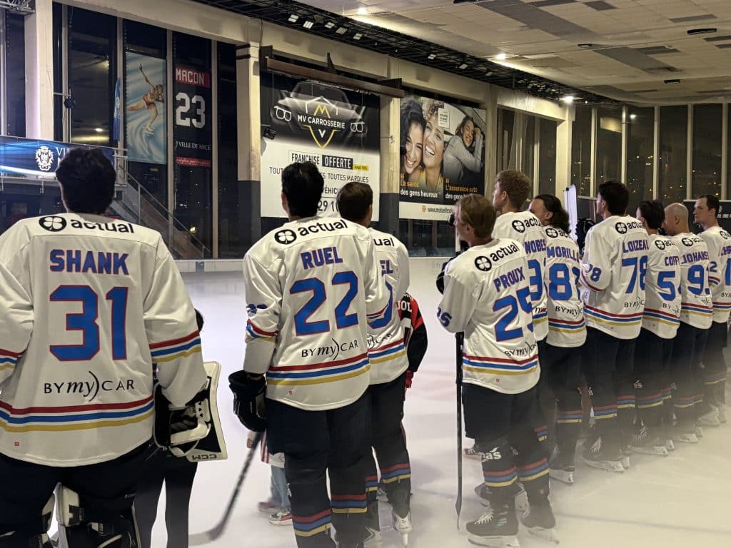 Les Aigles de Nice de dos, avec le maillot blanc de la nouvelle saison
