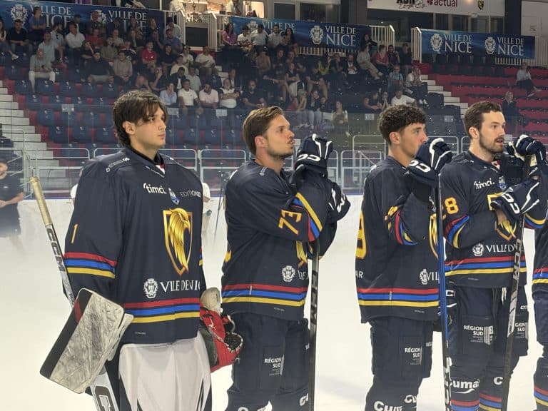 Les Aigles de Nice avec le maillot bleu marine, lors de la présentation.