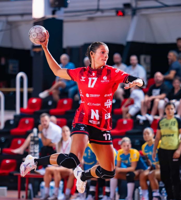 la capitaine de l'OGC Nice handball Marine Dupuis en extension ballon en main