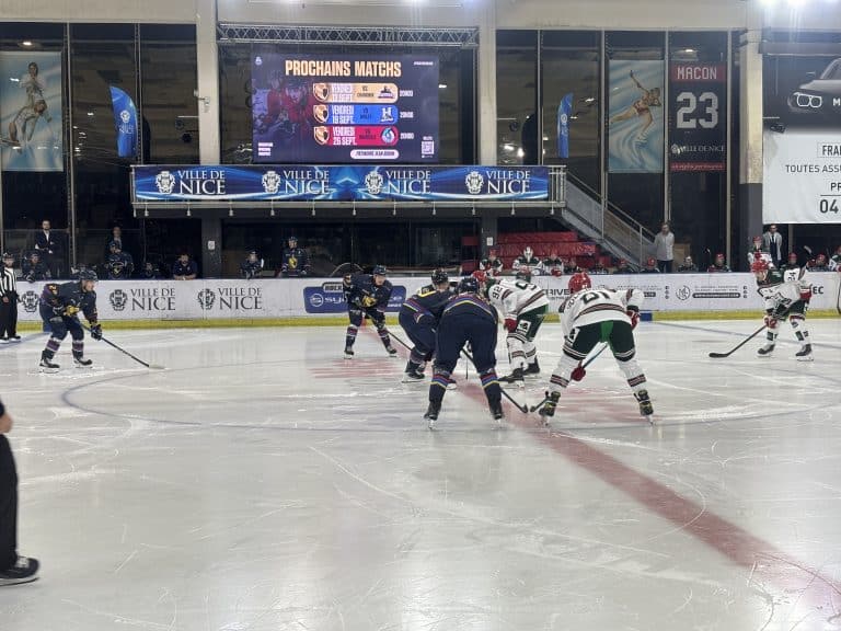 Le coup d'envoi du match de hockey Nice - Anglet sur la glace de la patinoire Jean Bouin