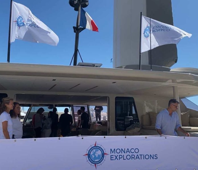 Le MODX 70-01 amarré au port de Fontvieille avec, à bord, son équipage.