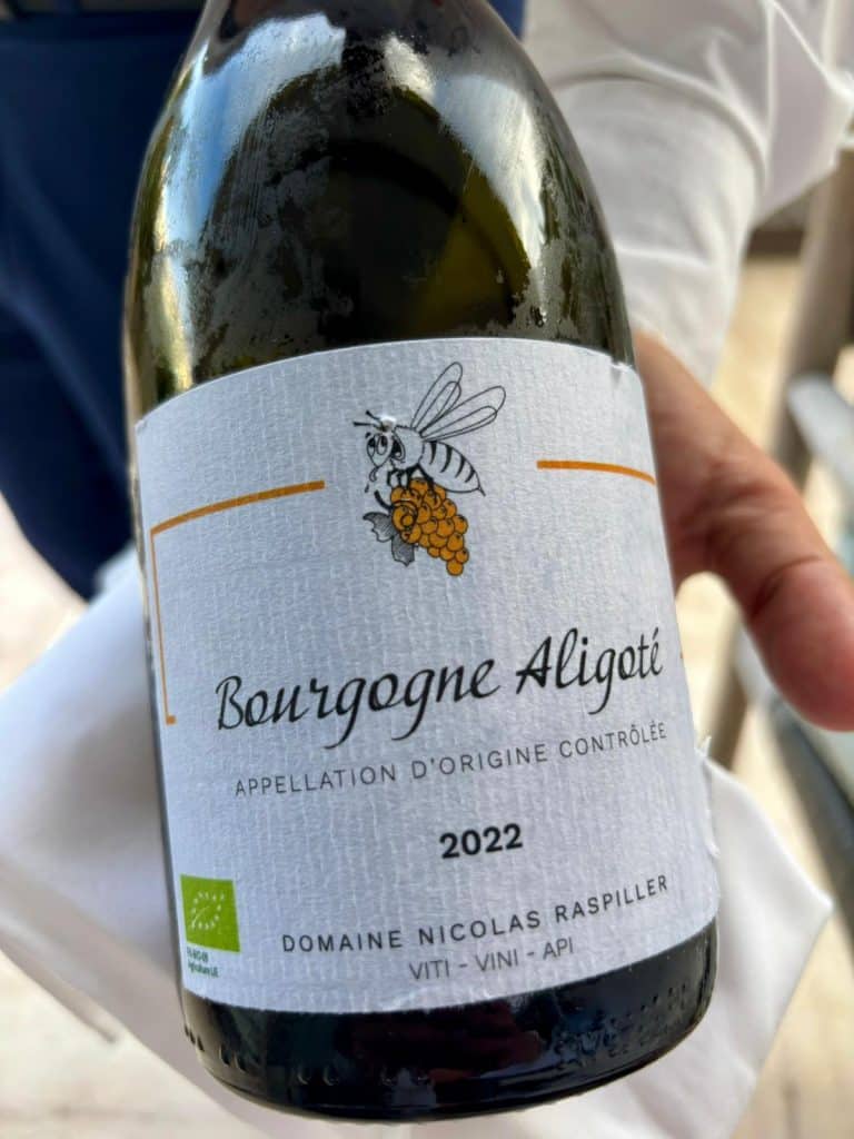 Une bouteille de vin.