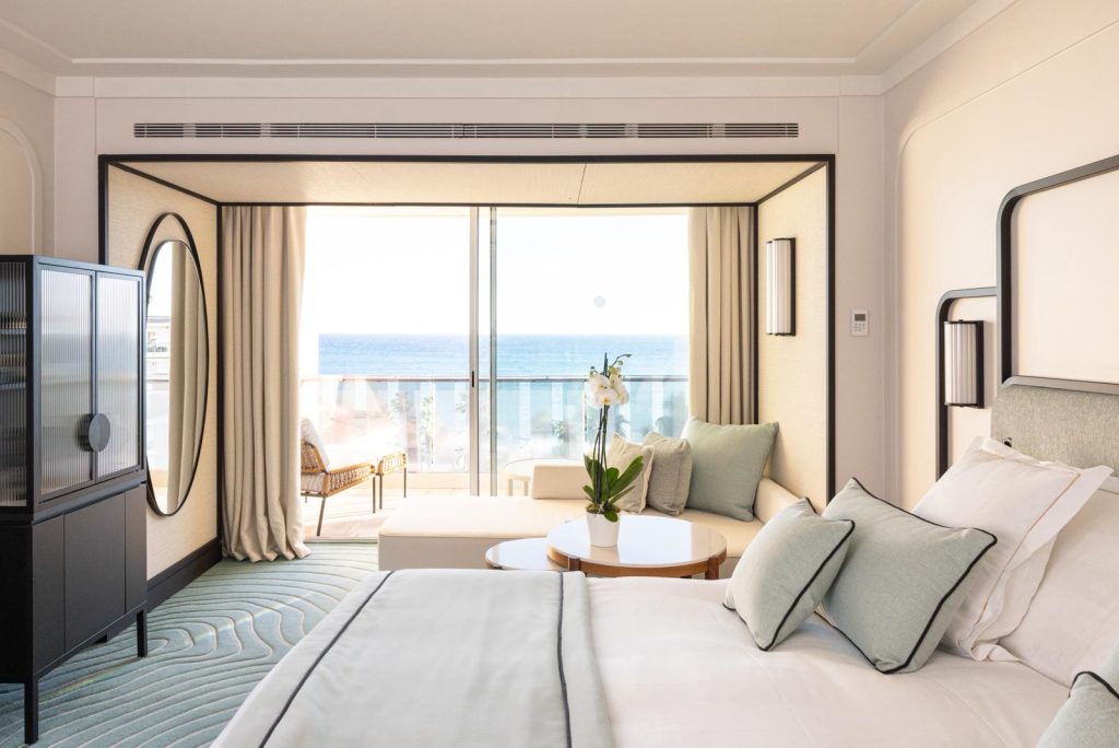 Une chambre de l'hôtel adossé au restaurant dans une abiance blanche avec une jolie vue sur la mer.