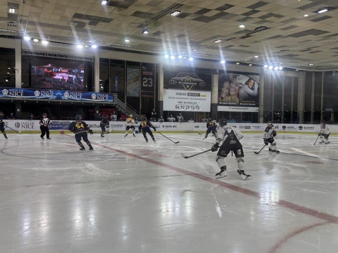 Les Aigles de Nice sur la glace de la patinoire Jean Bouin, face aux Spartiates de Marseille.