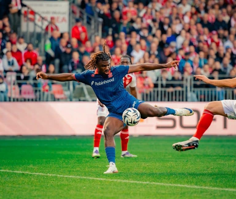 Le Niçois Terem Moffi en maillot bleu arme une magnifique reprise de volée.