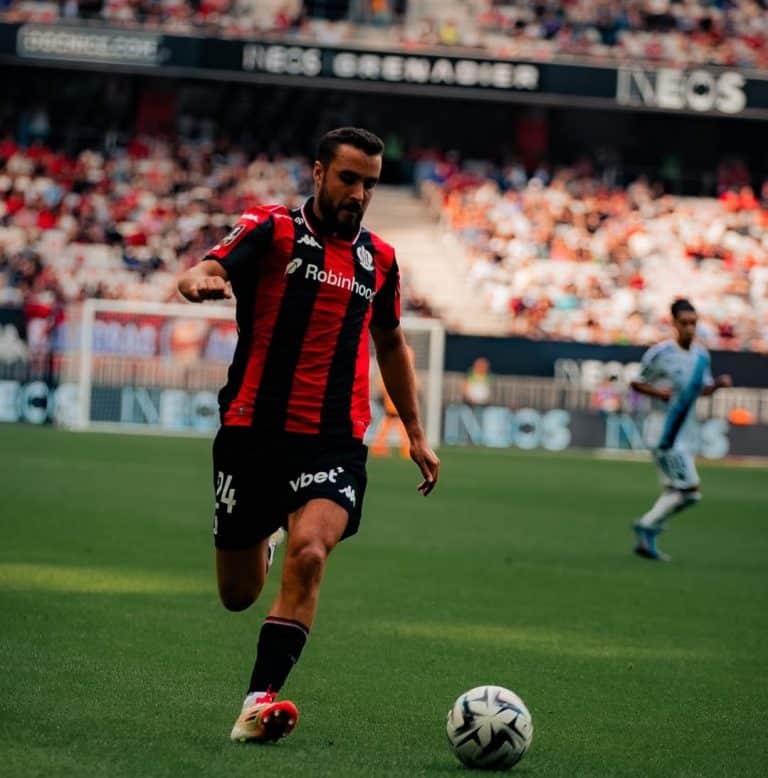 Un joueur de l'OGC Nice ballon dans les pieds pendant le match de l'OGC Nice.