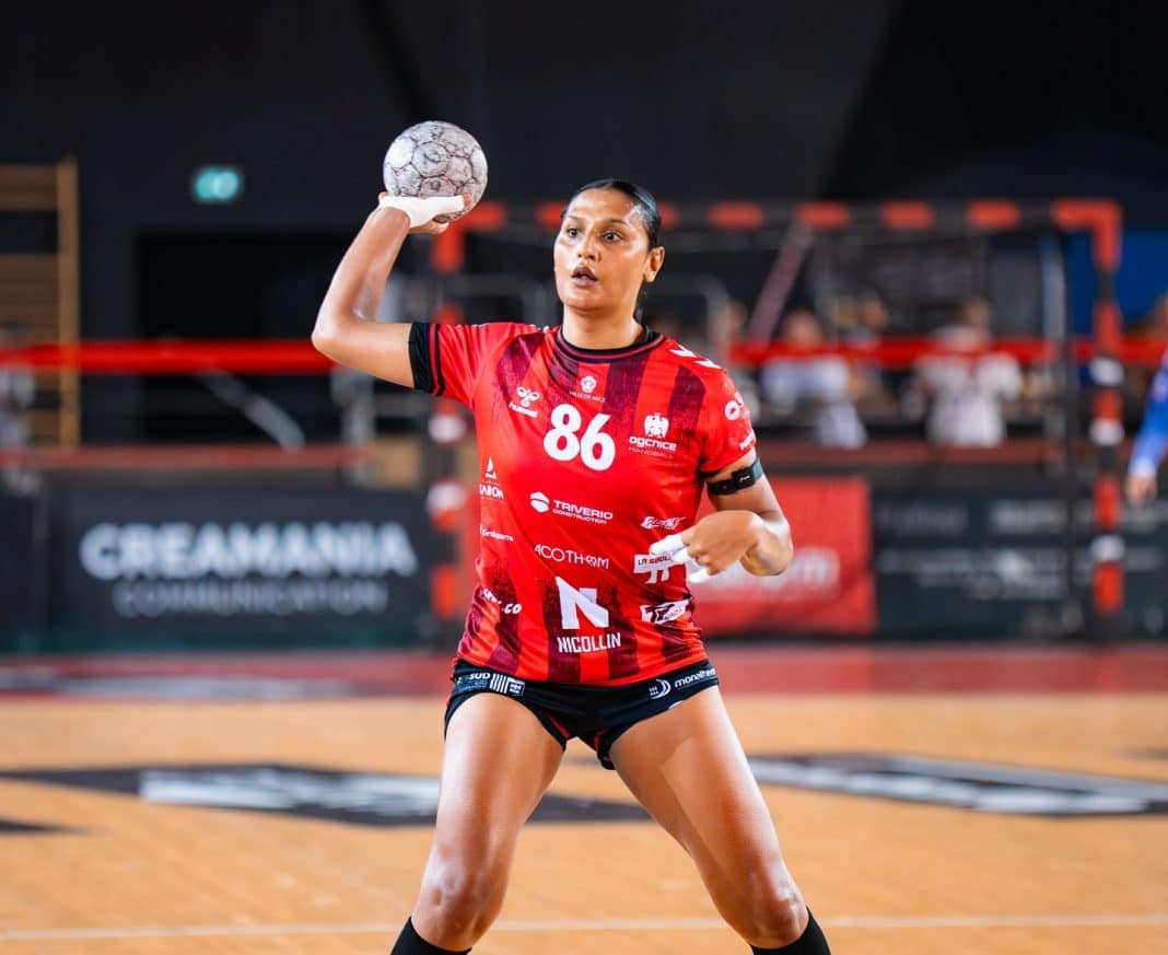 La joueuse de l'OGC Nice handball Ehsan Abdelmalek ballon en main prête à faire une passe le regard rageur.