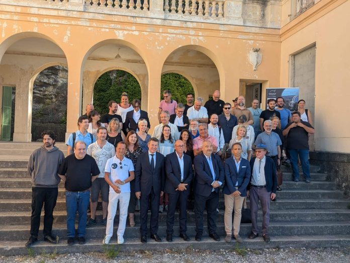 Christian Estrosi au milieu accompagné de Stéphane Mazevet à sa gauche ainsi qu'une partie des chercheurs astrophysiciens, posant devant le pavillon du Henri Chrétien de l'Observatoire de Nice Côte d'Azur.