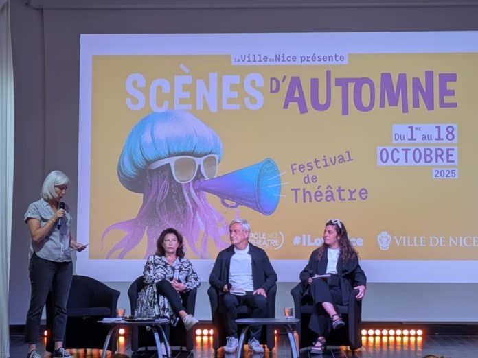 Jennifer Moreau, à gauche, présentant l'avant première du festival Scènes Automne 2025 à l'Artistique à Nice, accompagnée par Isabelle Bondiau-Moinet, présidente du jury de cette édition, assise au milieu côté gauche, à sa gauche, Patrick Mottard, assis, avec à sa gauche, Eva Rami, comédienne niçoise et marraine de le cette édition du festival assise.