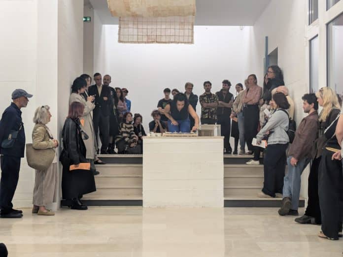 Au vernissage de l'exposition Yours Truly du 25/09/25 à la Villa Arson, la performance en direct de la diplômée Louise Gendry entourée d'une vingtaine de spectateurs.