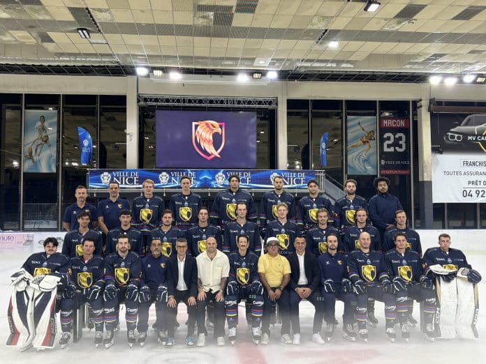 La photo traditionnelle annuelle pour la saison 2025-26 avec le maillot bleu et le nouveau logo en fond.