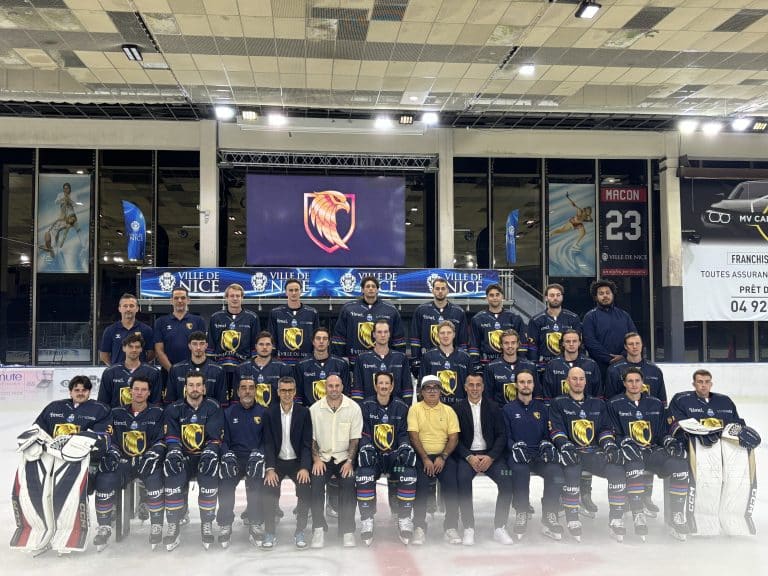 La photo traditionnelle annuelle pour la saison 2025-26 avec le maillot bleu et le nouveau logo en fond.