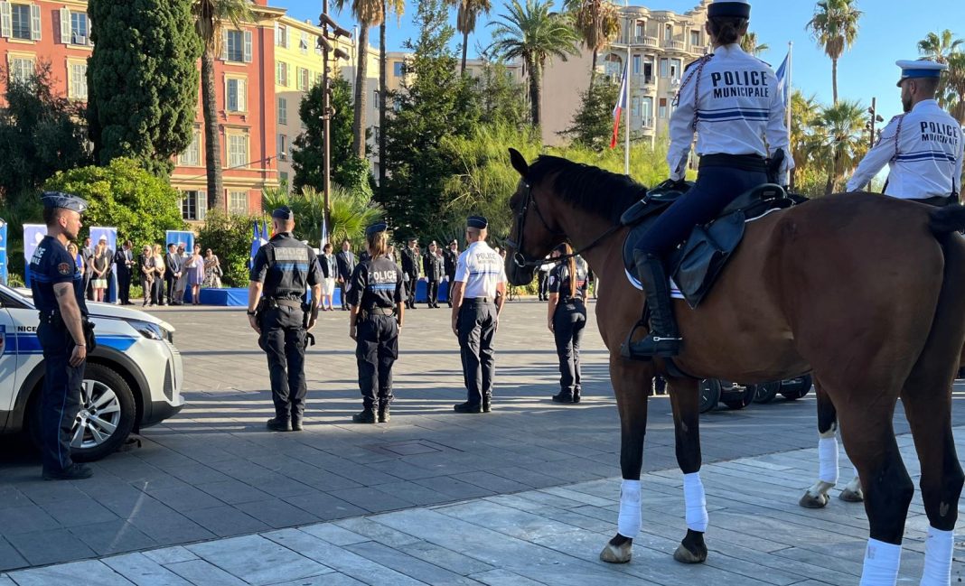 Toutes les forces de la police municipale sont présentes au jardin Albert 1er, le 3 septembre, pour remercier le courage et l'engagement des agents de la police.