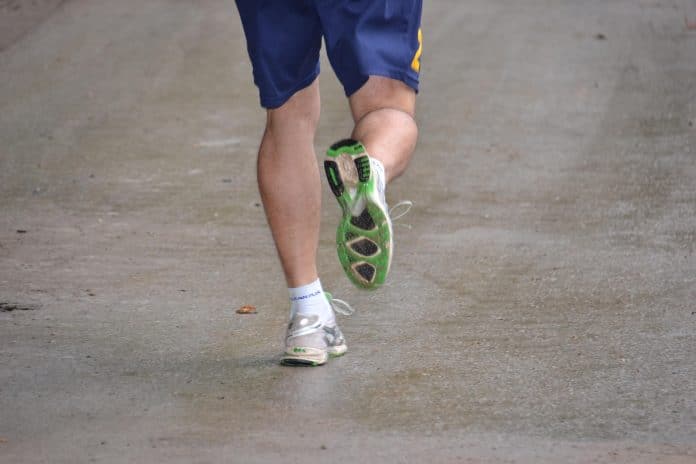 Un homme fait de la course pied sur la route.