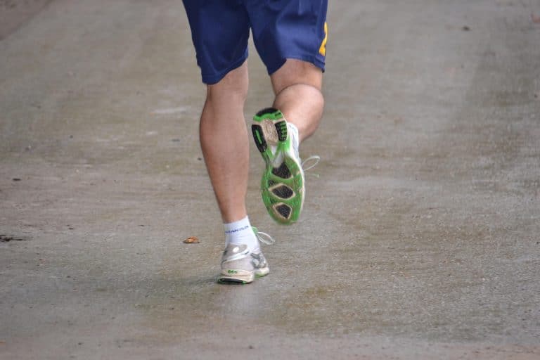 Un homme fait de la course pied sur la route.
