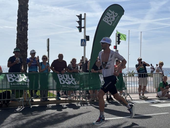 Sam Laidlow sur la promenade des Anglais, seul durant la course à pied, lors des championnats du Monde IRONMAN