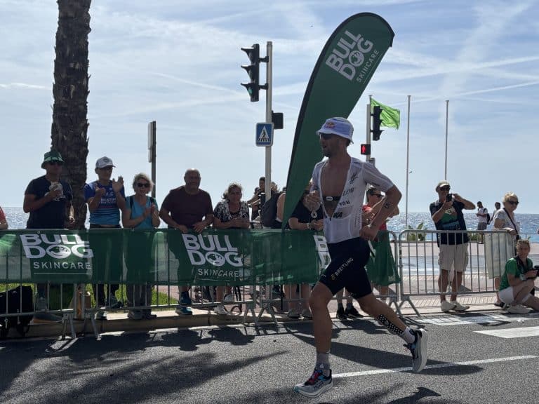 Sam Laidlow sur la promenade des Anglais, seul durant la course à pied, lors des championnats du Monde IRONMAN