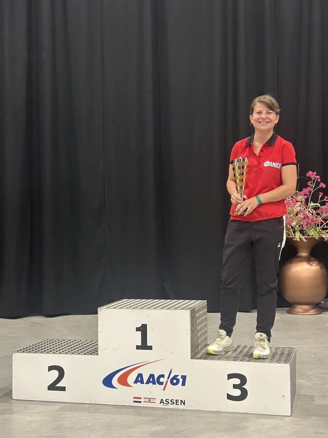 La Niçoise Laurie-Anne Gonzales Rivière seule sur la troisième marche du podium a le sourire avec son trophée.