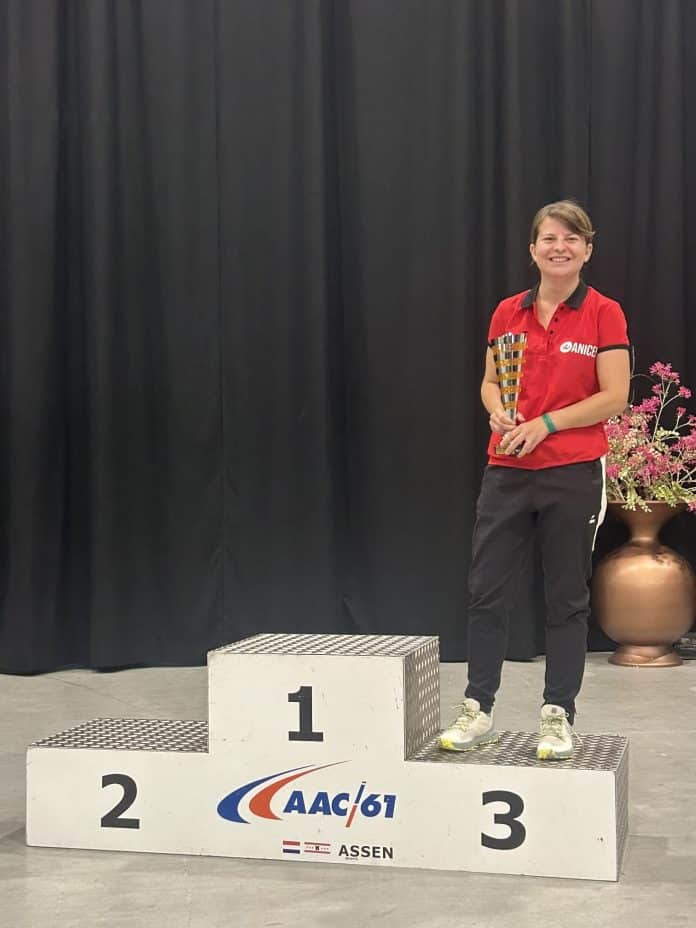 La Niçoise Laurie-Anne Gonzales Rivière seule sur la troisième marche du podium a le sourire avec son trophée.