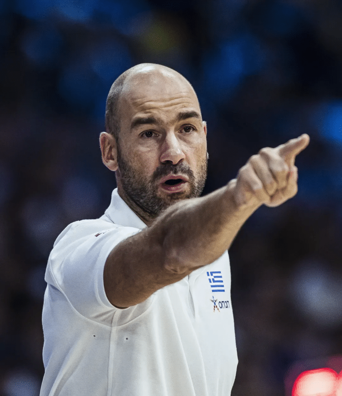 Le Coach Vassilis Spanoulis donnant ses consignes, sur le banc de la Grèce durant cet EuroBasket