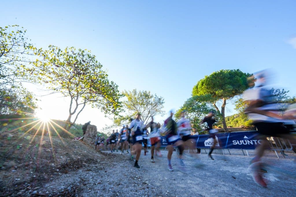 Des coureurs au départ en groupe avec un effet de floue pour accentuer la vitesse.
