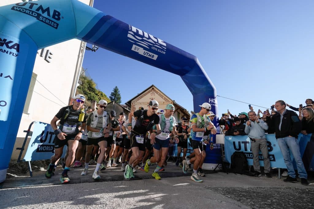 Les participants sur la ligne de départ dans leurs premières foulées devant l'arche de départ.