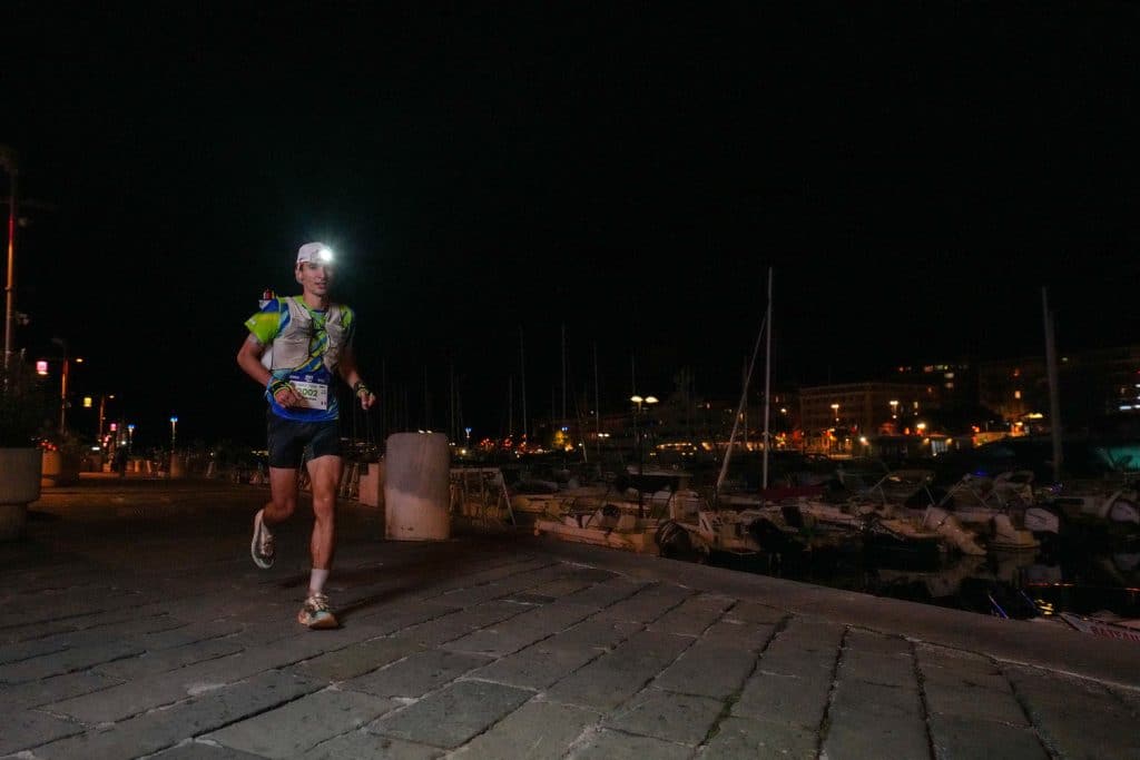 La course de nuit avec la lampe frontale.