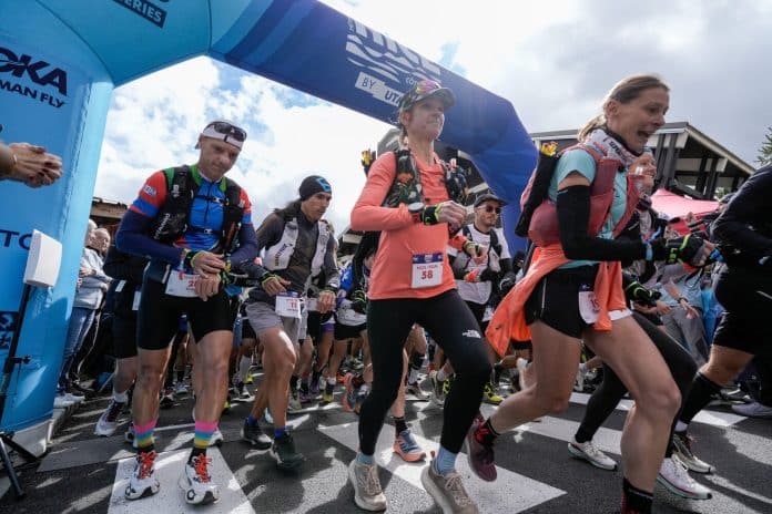 Les participants sur la ligne de départ dans leurs premières foulées devant l'arche de départ.