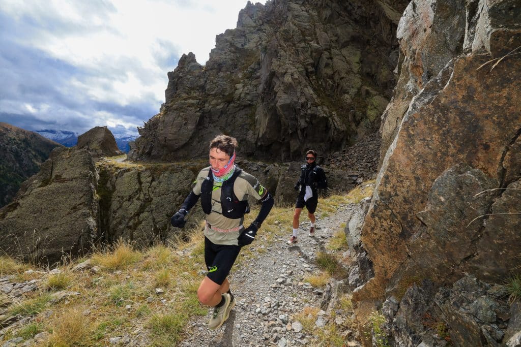 Un coureur le long d'un chemin en gravier.