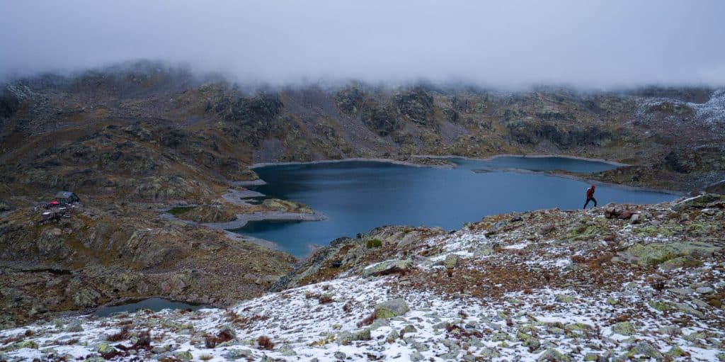 Des coureurs au bord d'un lac dans le brouillard.
