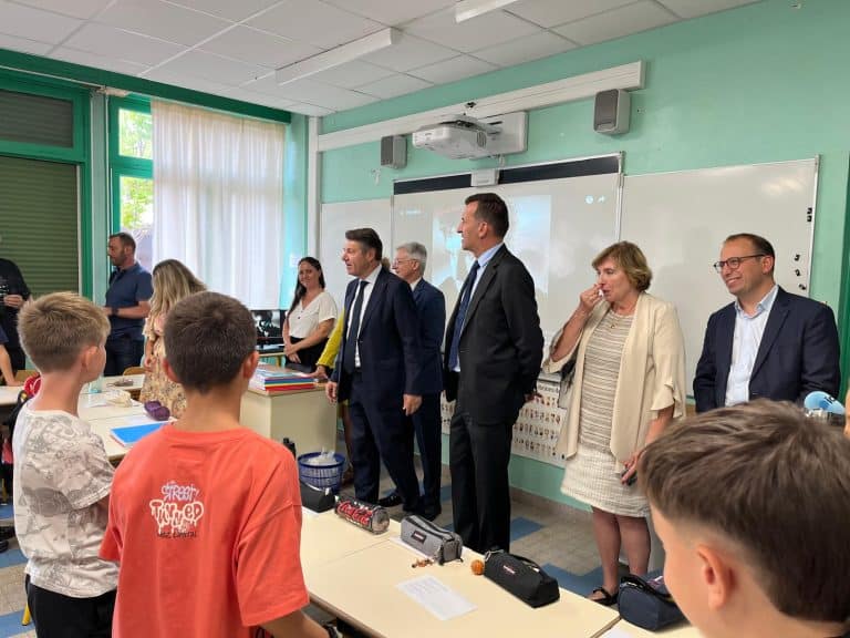 Visite du maire de Nice et de l'inspecteur de l'académie de Nice à l'école Rosalinde Rancher.