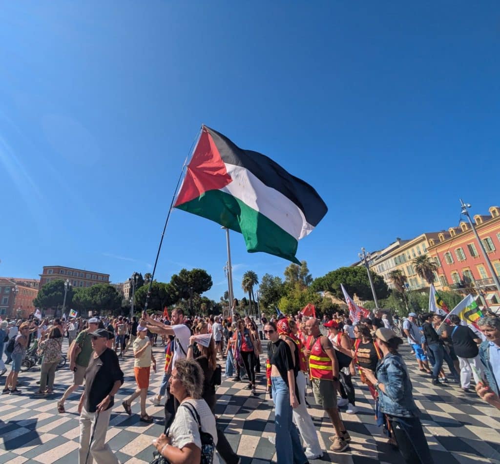 Un drapeau Palestinien en soutien à la population de Gaza dans la manifestation intersyndical du 18 septembre, place Masséna à Nice 