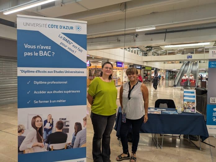 Rencontre avec Leslie Gharibyan (gauche) chargée de scolarité DAEU et Florence Baldelli (droite) responsable du développement des formations à l'université Côte d'Azur, au centre commercial Nice Côte d'Azur.