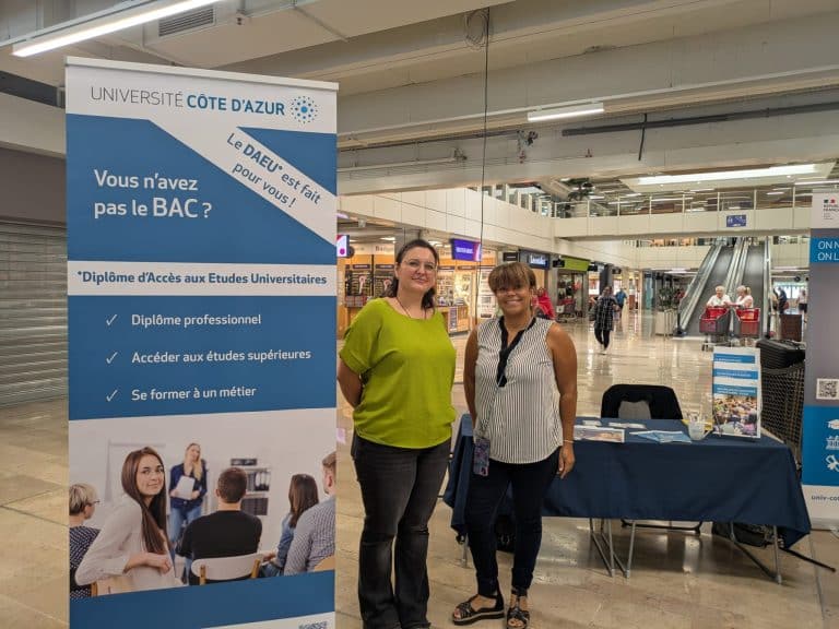 Rencontre avec Leslie Gharibyan (gauche) chargée de scolarité DAEU et Florence Baldelli (droite) responsable du développement des formations à l'université Côte d'Azur, au centre commercial Nice Côte d'Azur.