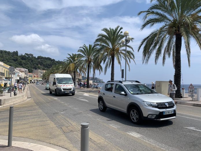 circulation promenade des Anglais Des voitures circulent sur la Promenade des Anglais de Nice.