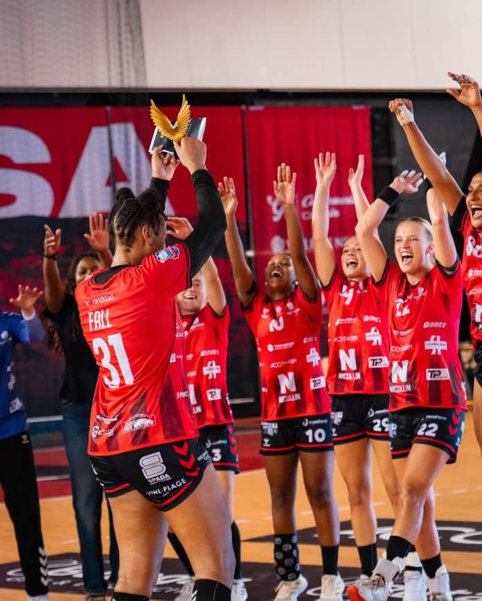 Les joueuses de l'OGC Nice handball heureuses après une victoire.